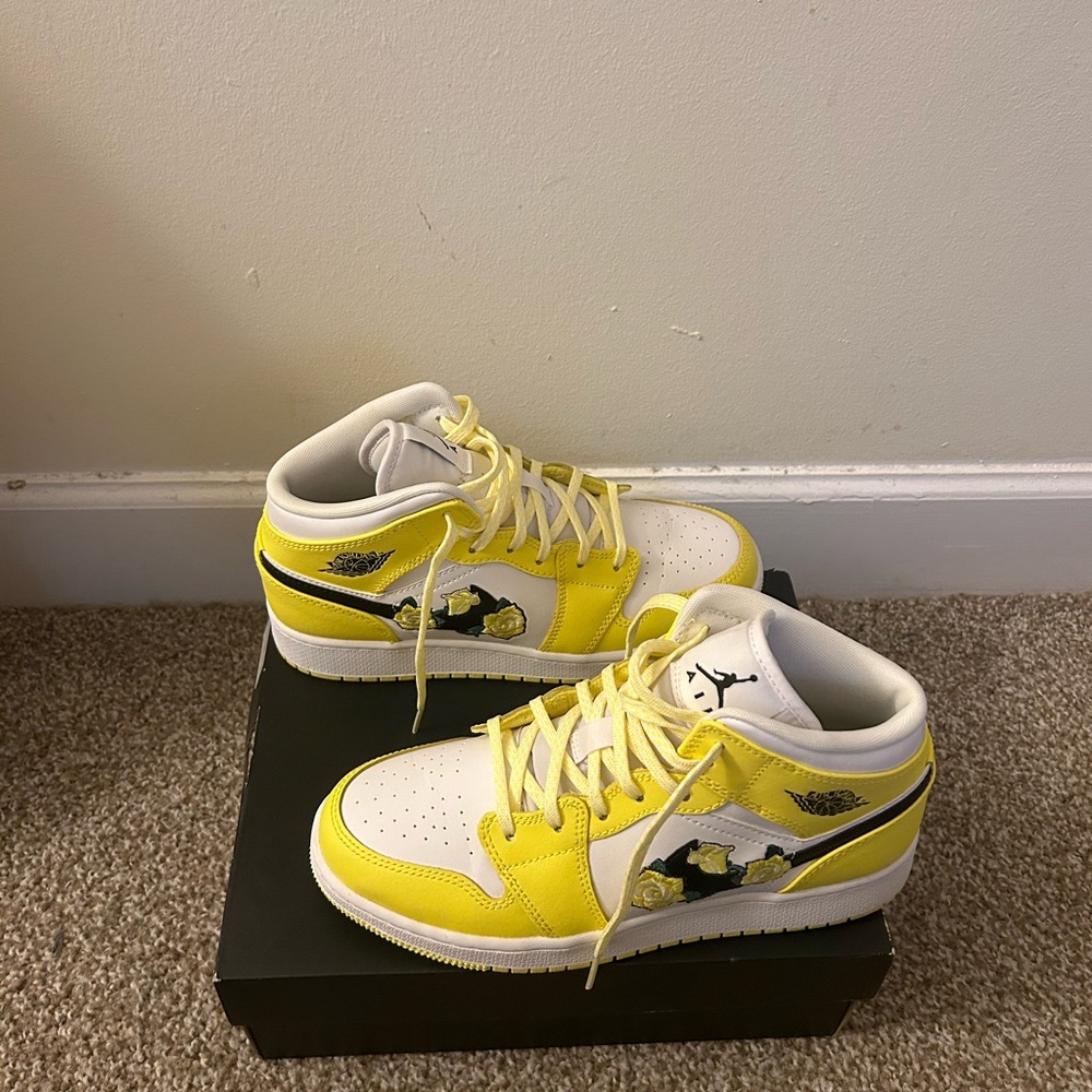 Air Jordan 1 Mid SE - Dynamic Yellow/Black-White